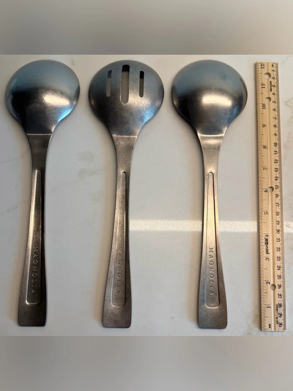Magnolia serving utensil